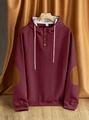 Detailansicht des weinroten Hoodies mit braunen Ellbogen-Patches und Rautenstruktur - S / Burgunderrot