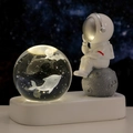 Luce notturna astronauta con sfera di cristallo delfino su base bianca e stelle - Delfino