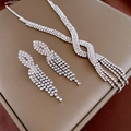 Dettaglio del set collana e orecchini geometrici con nappe in argento scintillante - Argento (Set Collana + Orecchini)