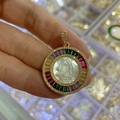 Gros plan détaillé du médaillon doré avec zircons colorés et nacre blanche véritable - 26mm / Multicolore