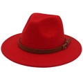 Détail d'un chapeau en laine rouge à large bord avec ceinture en cuir marron décorative - Rouge (Bord Plat Corde Jaune)