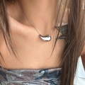 Collana con pendente a goccia d'argento lucido e catena a serpente sottile su modella - Argento