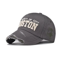 Dettaglio del cappello in cotone lavato con ricamo Boston 3D e fori in stile vintage - Grigio