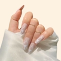 Unghie finte lunghe ovali rosa nude con decorazioni a fiamma bianca e anelli d'oro - Stile Mandorla Rosa Nudo Cuore di Fiamma Bianca (JP1038)