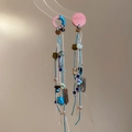 Detail von Ethno-Quastenohrringen mit Türkisperlen und handgefertigten Seidenfäden - Silber-Ohrstecker - Blau - Braun