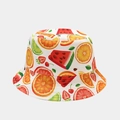 Détail du chapeau bob d'été avec motifs de citron et de fruits sur tissu en sergé blanc - Fruits Mixtes Blanc