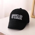 Dettaglio del cappellino nero in cotone con ricamo STAR bianco e visiera curva - 52CM (Suggerito per 2-6 anni) / Nero