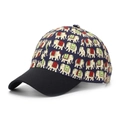 Vue détaillée des motifs d'éléphants ethniques sur une casquette de baseball bleu marine - Taille unique / Imprimé Éléphant Bleu Foncé (A)