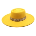 Dettaglio cappello in feltro di lana giallo con nastro geometrico e tesa larga piatta - M (56-58cm) / Giallo