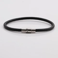 Bracciale minimalista in pelle intrecciata nera con chiusura magnetica argento su fondo bianco - Nero