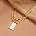 Detalle de collar dorado de doble capa con cuentas cuadradas y colgante de mármol - Oro Concha Blanca (D110)