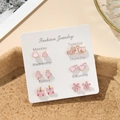 Détail du lot de boucles d'oreilles en émail rose sur carte avec jours de la semaine - Ensemble Chat Licorne en Émail Rose (E0365-1)