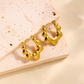 Boucles d'oreilles créoles en acier titane doré 18 carats avec design de maillons en cœur - EH108/Patchwork de Cœur