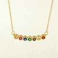 Dettaglio del ciondolo con gemme arcobaleno su catena a maglia placcata oro 18 carati - Stile 7 Zirconia (NE1616)