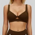 Dunkeloliver Sport-BH mit vorderem Knotendetail und elegantem Cut-out-Design für Fitness - S / Schokobraun
