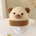 Detalle del gorro de punto de oso que muestra textura suave y orejas bordadas con M - 2-5 Años / Beige