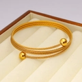 Dettaglio di un bracciale a cavo in acciaio inossidabile dorato a tre strati con sfere - Ck1096 - Bracciale A Tre Fili In Oro