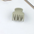 Pinza pequeña para el pelo verde mate para coleta alta sobre fondo blanco - Verde fruta