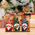 Set di tre ornamenti natalizi in legno a forma di gnomo con motivi rossi, verdi e blu - Stile B (Confezione da 3)