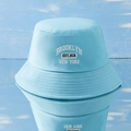 Chapeau bob en toile bleu clair avec broderie Brooklyn sur fond de bois bleu - Taille unique / Bleu Ciel