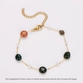 Detalle de una pulsera de cadena dorada con cuentas de piedra natural y pequeñas perlas blancas - Pulsera