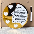 Detalle de las ranuras de fotos en forma de corazón y el mensaje en la placa para mamá - BTU412-Dorado Blanco Dual