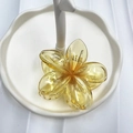 Molla per capelli a fiore giallo trasparente in un piatto per gioielli in ceramica - 8cm / Giallo Arancio con Centro Arancione