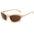Y2K Steampunk-Sonnenbrille in Beige mit braunen Gläsern und geometrischen Winkeln - Matte Reis Rahmen Tee Linse