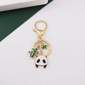 Detail von niedlichen Panda- und Bambusanhängern an goldenem Metall-Schlüsselbund - Panda Anhänger mit Kleinem Bambus