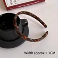 Dettaglio di un cerchietto vintage a scacchi marroni largo 1,7 cm su una tazza - Plaid Giallo