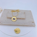 Detailopname van de blauwe boze oog hanger en gladde vergulde achterkant op stenen platen - Blauw Boze Oog Rond