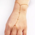 Gros plan d'un bracelet bague en or 18k avec quatre pierres roses en forme de cœur - Style Pierre Gemme Coeur Rose