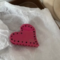 Detalle macro de pinza de pelo rosa con forma de corazón y texto France Handmade grabado - Pinza de pelo de corazón rosa con lunares