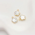 Pendenti a fiore dorati con finitura madreperla bianca per creazione gioielli DIY - Fiore con Occhiello Singolo / 11x14mm