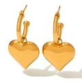 Gepolijste gouden hartoorbellen met C-vormige ring van glanzend roestvrij staal - 3D Hart C-Vormige Hoop Stijl (KDE576) / Goud