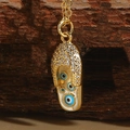 Vue détaillée du pendentif tong œil porte-bonheur en plaqué or et émail travaillé - Mauvais Œil Blanc