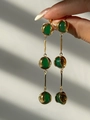 Detail von 18k vergoldeten Ohrhängern mit grünem Chalcedon und langer Gliederkette - Grün
