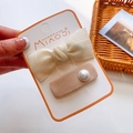 Détails du lot de barrettes à nœuds matcha avec perles sur carte de présentation - Nœud en résille rayée et pince carrée en perles