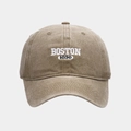 Detalle de la gorra de béisbol vintage lavada en caqui con bordado Boston 1630 - Ajustable / Caqui