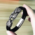 Dettaglio del bracciale in pelle intrecciata nera con chiusura in metallo stile vichingo - 18cm / Corda in Pelle Doppia