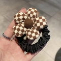 Sonnenblumen-Haargummi mit braun-weißem Karomuster und schwarzem Satinband für Kinder - Weißkaffee Blume Haargummi