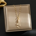 Collana con pendente a serpente dorato e zirconi bianchi su scatola di raso - Oro-Serpente