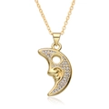 Dettaglio della collana con ciondolo a luna dorata e zirconi bianchi su sfondo bianco - Luna e Stella (D004)
