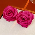 Elegantes Set aus magentafarbenen beflockten Blumenketten mit Schichten aus Stoffrosenblättern - 925 Silberstift Ohrringe - Rosenrot