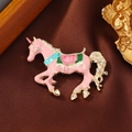 Spilla unicorno rosa in lega con smalto verde e strass su sfondo di seta scura - Rosa