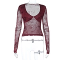 Detail eines weinroten Spitzenstoffs mit V-Ausschnitt und transparentem Blumenmuster - XS / Burgunderrot
