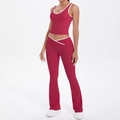 Détail du pantalon de yoga évasé à taille haute avec ceinture croisée en V et liseré - Carmin