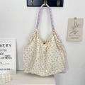 Dettaglio della borsa floreale con tracolla intrecciata viola e trama color crema - Chiffon Floreale Beige