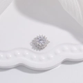 Connecteur flocon de neige en argent S925 avec zircons cubiques sur soie blanche pure - 9.7*12.3mm / Style A: Or Blanc (SV6)