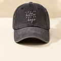 Dettaglio del ricamo bianco su cappellino da baseball in cotone grigio lavato - Nero